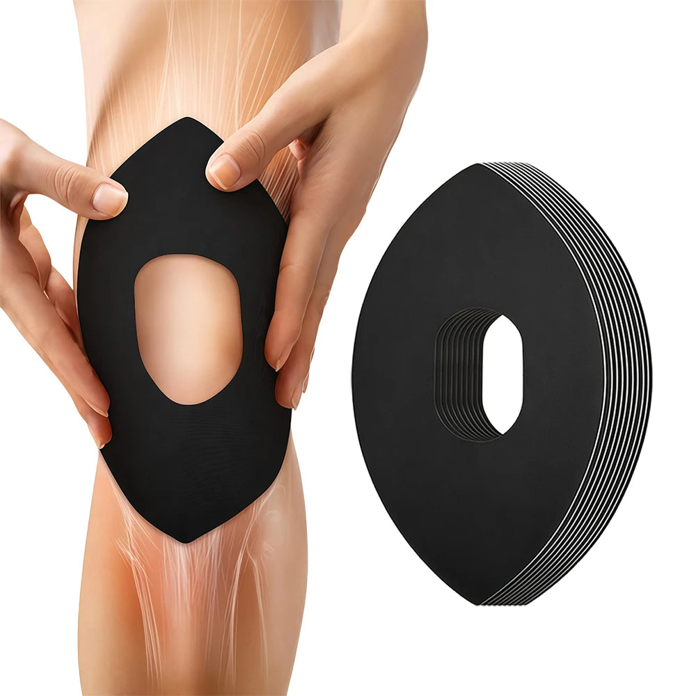 Eine Hand trägt schwarzes Kinesio-Tape auf das Knie eines Beins.