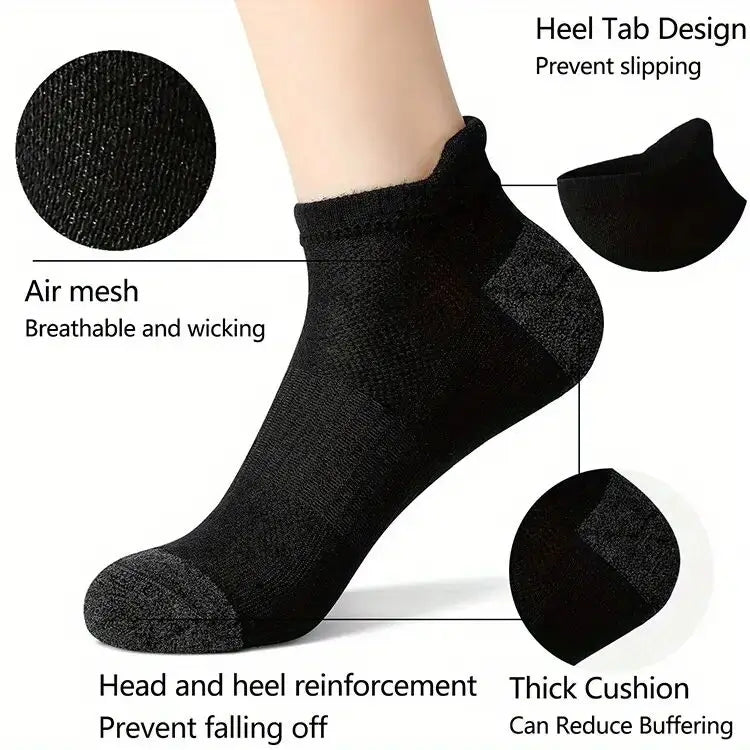 Black ankle socks with heel tabs, air mesh, and reinforcement for sports and running.