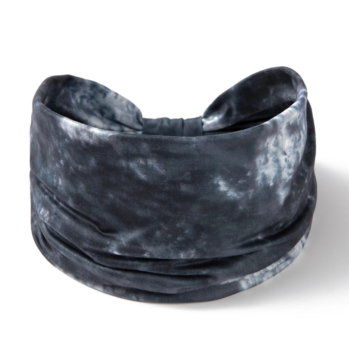 Pañuelo de tela tie-dye gris oscuro, enrollado y drapeado, ideal para yoga o ejercicio.