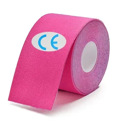 Cinta kinesiológica rosa enrollada con marca CE visible en el empaque.
