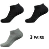Tres pares de calcetines de punto grises mostrados de perfil.