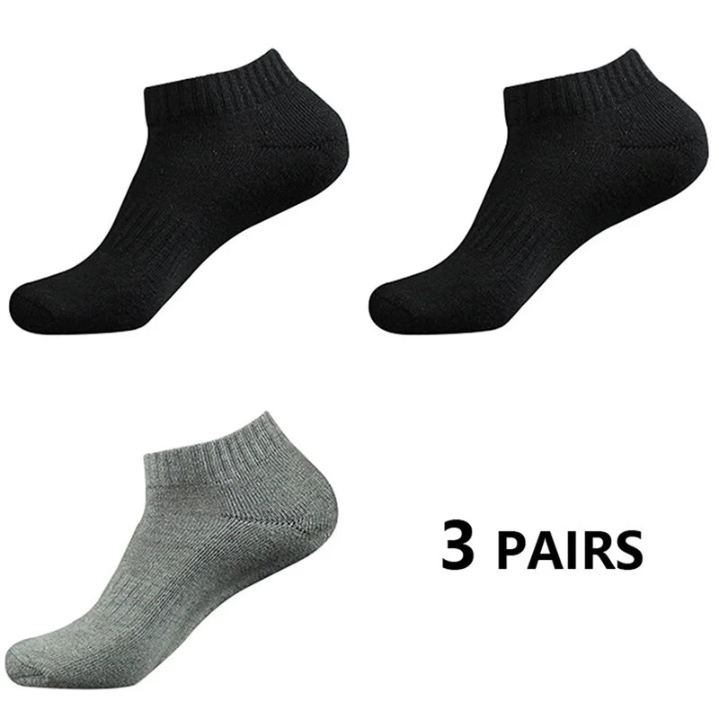 Tres pares de calcetines de punto grises mostrados de perfil.