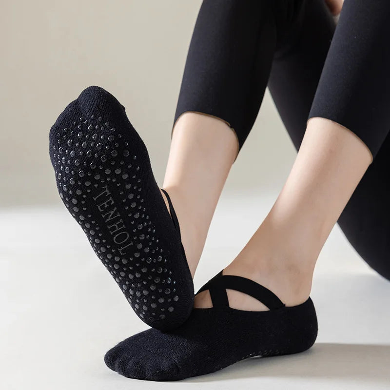 Calcetines de yoga y pilates negros, ajuste cómodo, usados por una persona