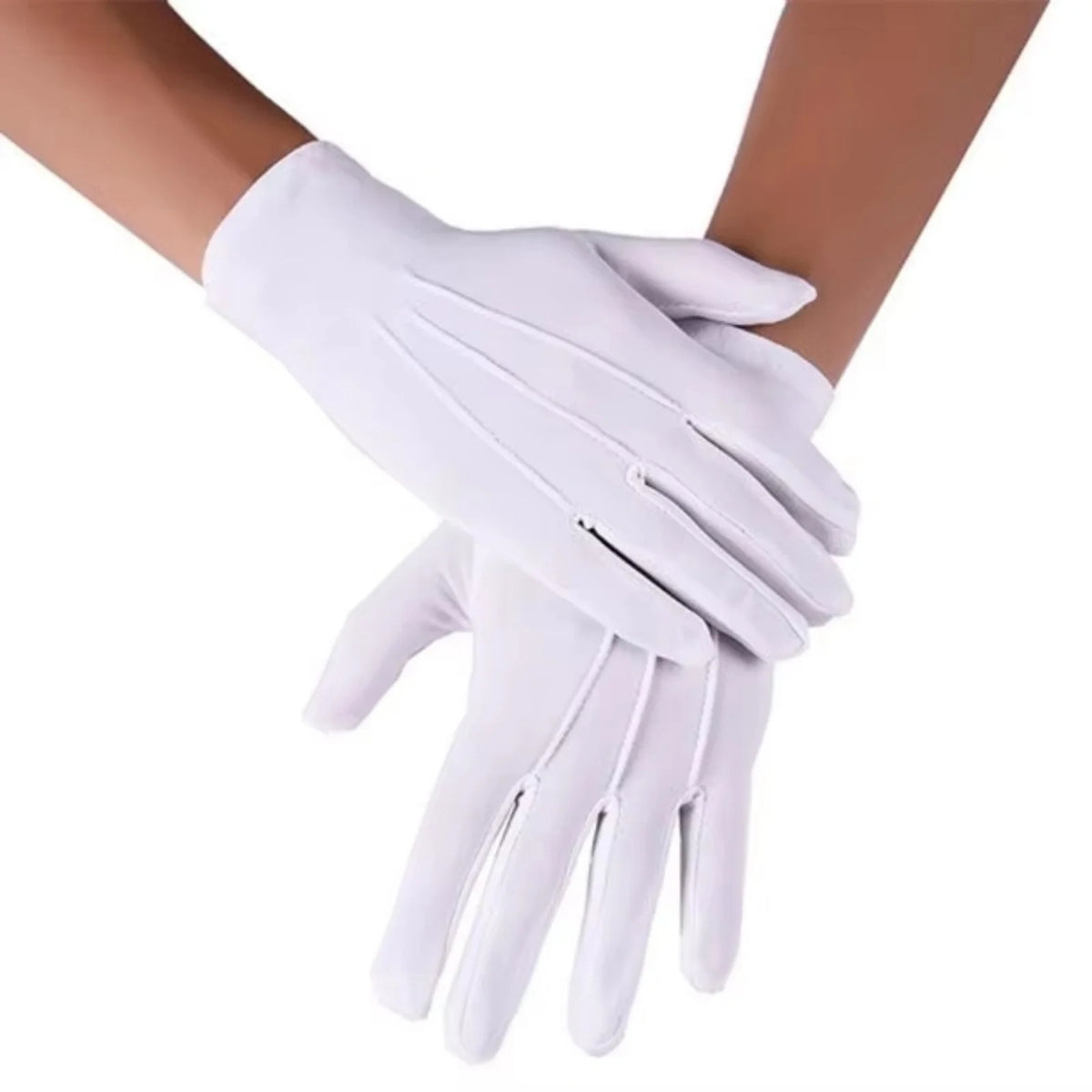 Un par de guantes de algodón blancos para manipulación puestos en una mano.