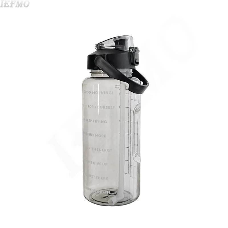 Klares, langlebiges Tritan-Wasserflasche mit schwarzem Sportverschluss und Zeitmarkierung.