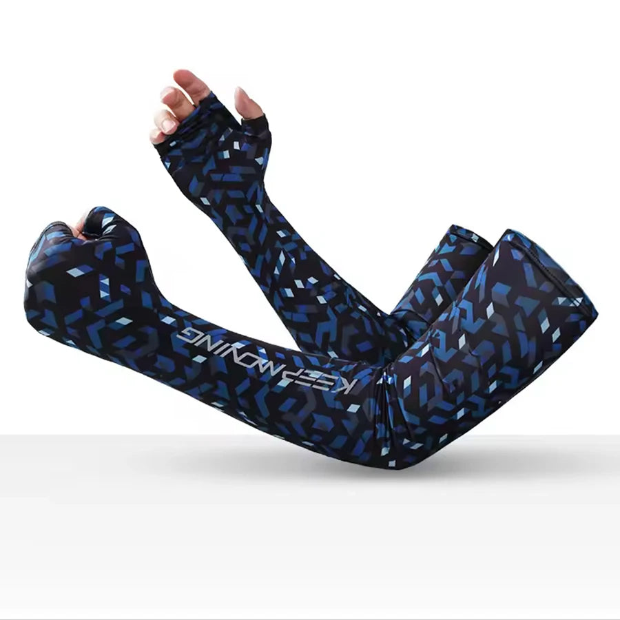 Navyblaue und schwarze gemusterte Fahrradärmel an Hand und Unterarm.
