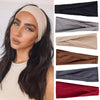 Une femme modélise plusieurs bandeaux élastiques beige, gris, marron et bleu marine.