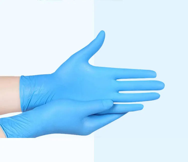 Une paire de gants de nettoyage en nitrile bleu vif et résistants, sur fond blanc.