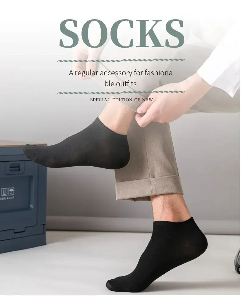 Nahaufnahme eines Fußes mit schwarzen Socken neben einer Hose.