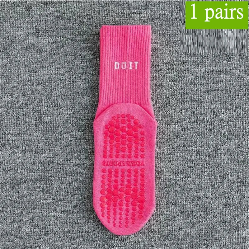 Ein Paar leuchtend pinker, atmungsaktiver Anti-Rutsch-Yoga- und Fitnesssocken der Marke DOIT