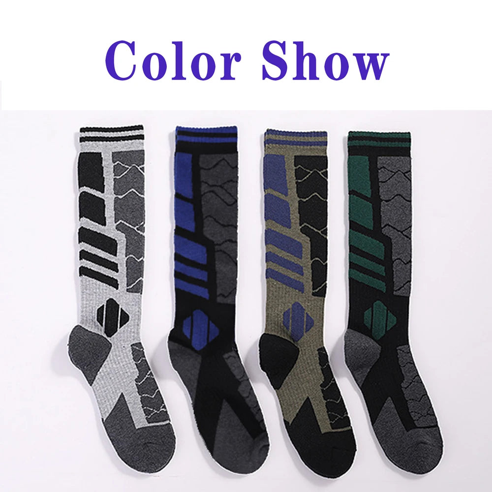 Una fila de cuatro pares de medias de compresión oscuras con varios patrones de color para un show de colores.