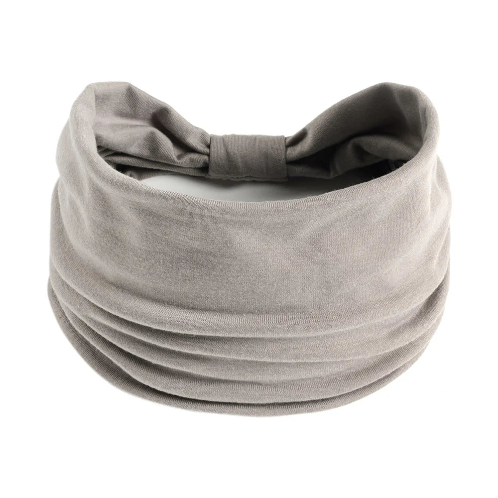 Foulard en coton bohème gris noué en nœud, montré à plat.