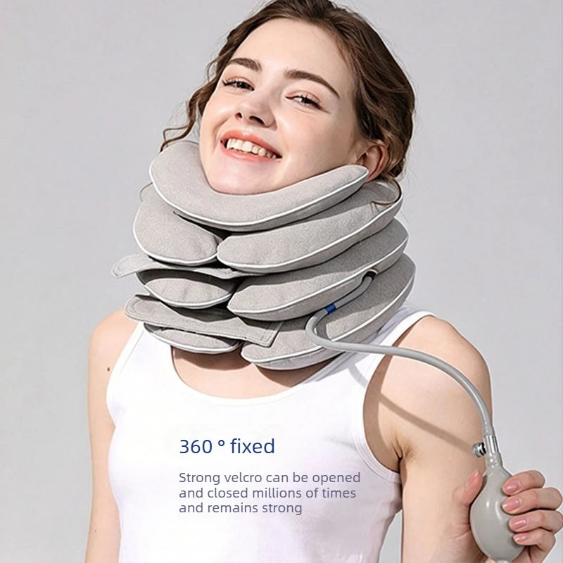 Una mujer lleva un collar inflable gris de tracción cervical para alivio del dolor.