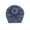 Ein festeres blaues Baumwoll-Baby-Turban, gefaltet im traditionellen Stil.