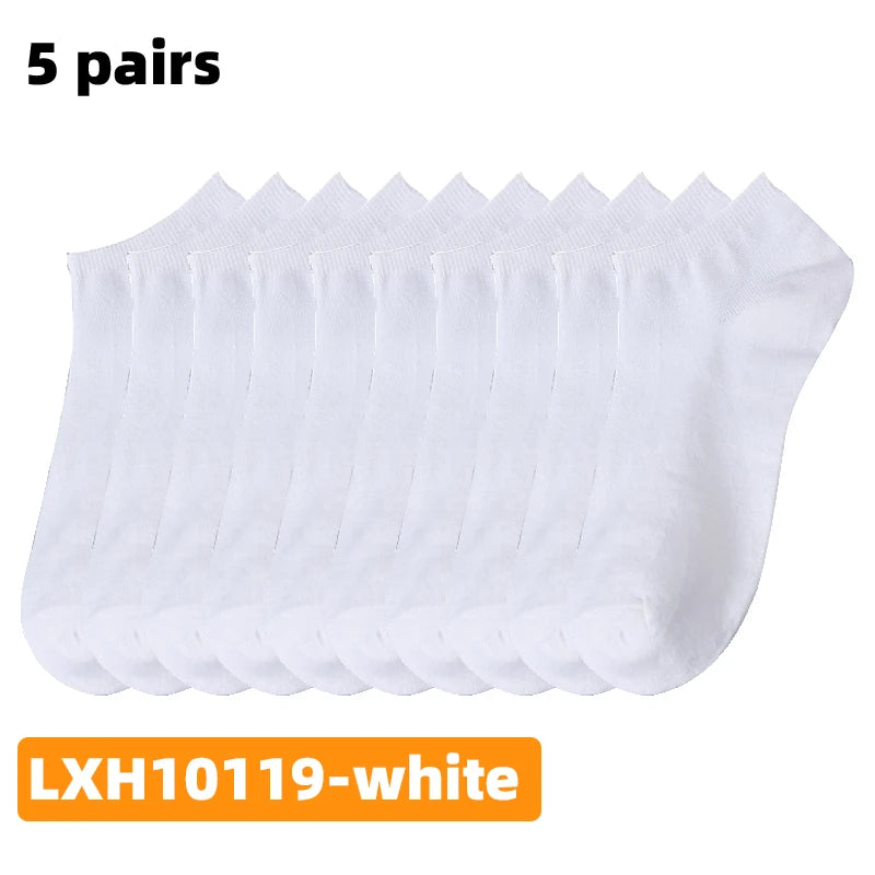Cinco pares de calcetines casuales blancos y transpirables apilados