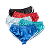 Ein Stapel von Damen-Laufshorts mit elastischem Bund in Schwarz, Rot und Blau.