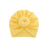 Gelbes, solides Baumwoll-Baby-Turban, gefaltet in eine Rosettenform.