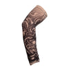 Primer plano de una manga protectora solar marrón oscura envuelta alrededor de un brazo.