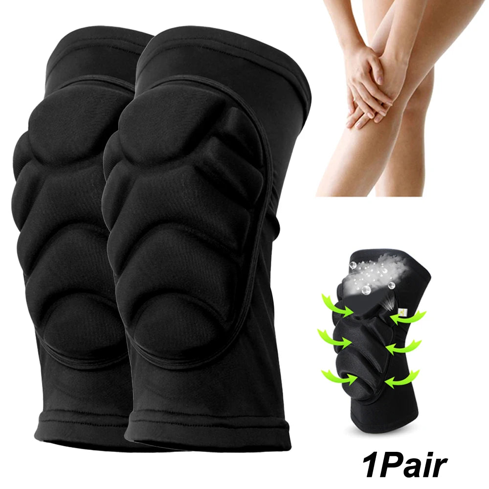 Un paire de genou et coude de protection noirs, gros plan sur les protections sur un bras