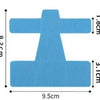 Hellblaue Kinesiologie-Tape in Kreuz- und rechteckiger Form zur Schmerzlinderung für den Fuß.