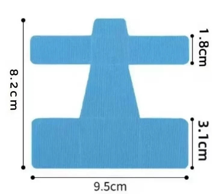 Hellblaue Kinesiologie-Tape in Kreuz- und rechteckiger Form zur Schmerzlinderung für den Fuß.