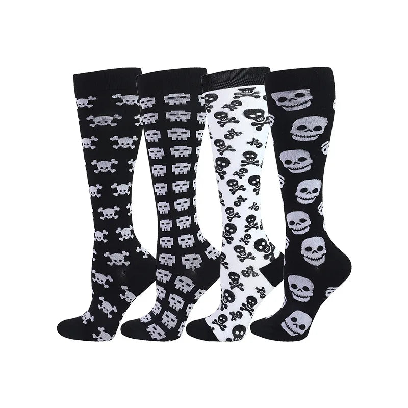Un ensemble de chaussettes de compression noires avec divers motifs de crânes et de squelettes.