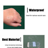Nahaufnahme einer Hand, die ein Wundversorgungsfilm zeigt, neben einem Glasbehälter, der sein Material demonstriert.