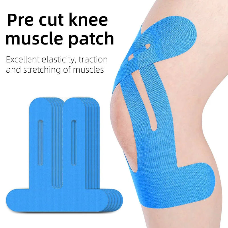 Parche muscular precortado azul aplicado en la rodilla de una persona para elasticidad y estiramiento muscular
