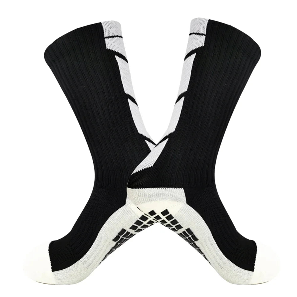 Ein Paar schwarze Performance-Sportsocken mit weißen Streifen und Zierkante.