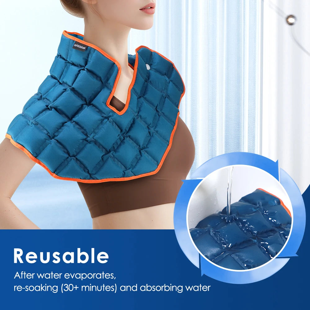 Una mujer usando una bolsa reutilizable de compresa fría acolchada azul para el hombro y el cuello.