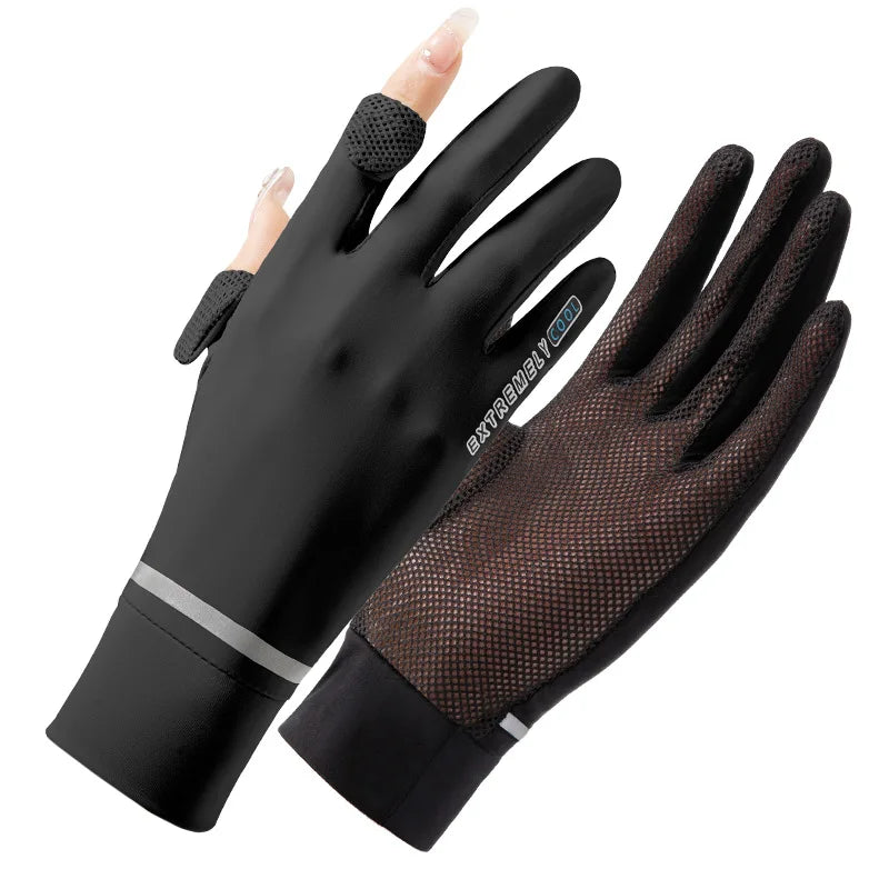 Guantes de ciclismo negros para protección solar mostrados en una mano.