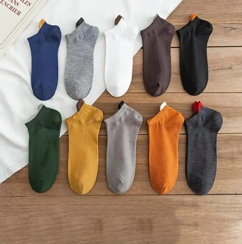 Eine Kollektion von Herren-Baumwoll-Wadenstrümpfen in verschiedenen Farben, darunter Marineblau, Grau, Schwarz, Olivgrün, Gel