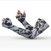 Eine Camouflage-Manschette auf Hand und Unterarm.