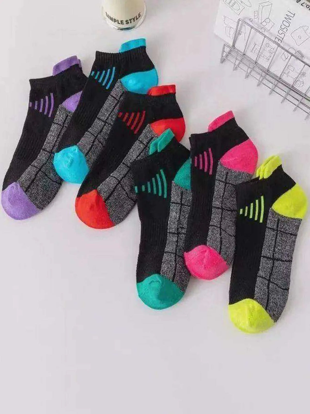 Ein Set von sechs farbenfrohen, feuchtigkeitsableitenden Sportsocken mit verschiedenen Mustern und leuchtenden Farben.