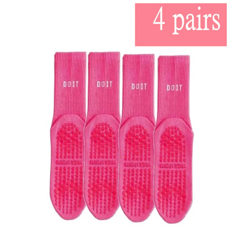 Vier Paar leuchtend pinker atmungsaktiver rutschfester Yoga- und Fitnesssocken zusammen