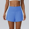 Eine Frau trägt hellblaue Damen-Quick-Dry-Sportshorts.