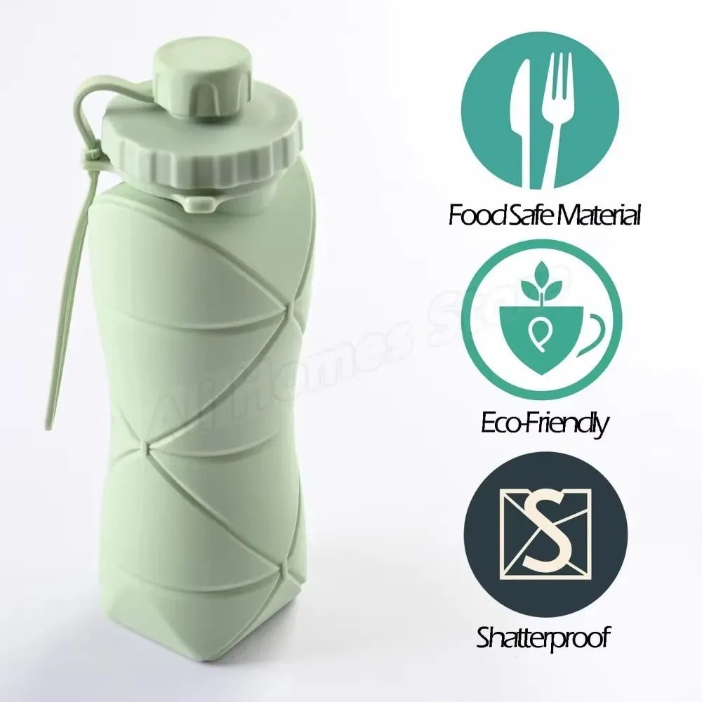 Botella de agua de silicona verde claro plegable con tapa rosca y asa para llevar.