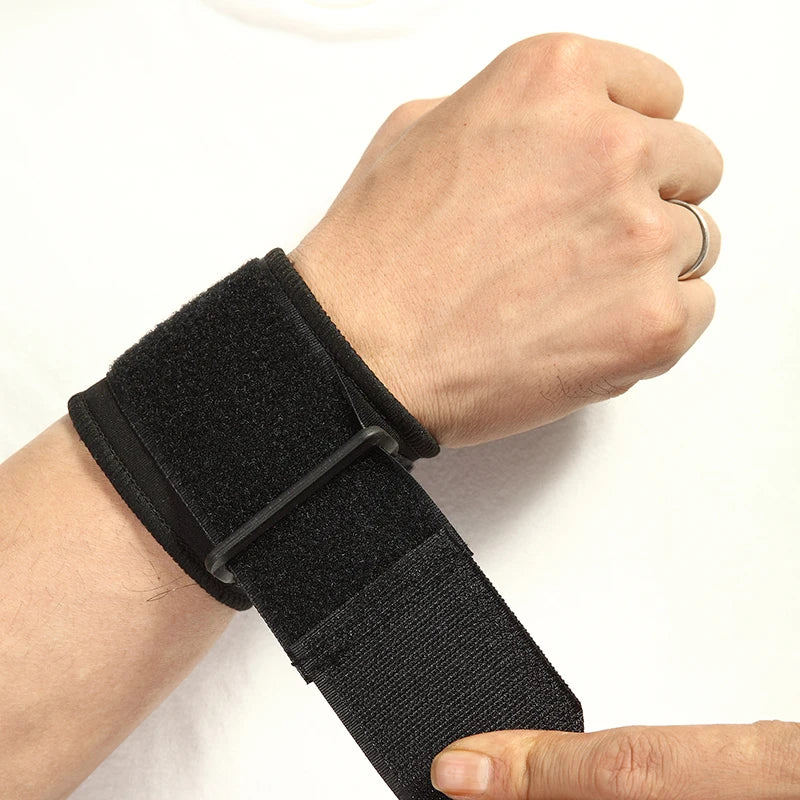 Eine Hand trägt ein schwarzes elastisches Unterstützungsgurtband am Unterarm.