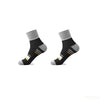 Un par de calcetines deportivos negros y grises transpirables vistos de lado.