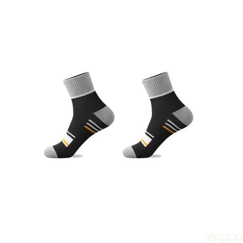 Un par de calcetines deportivos negros y grises transpirables vistos de lado.