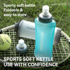Una botella de agua deportiva tipo tetera azul claro sobre una malla de raqueta de tenis con una pelota.