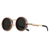 Lunettes de soleil polarisées à monture marron avec accents dorés et verres noirs