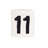 Un bracelet blanc avec le numéro 11 imprimé en texte noir.