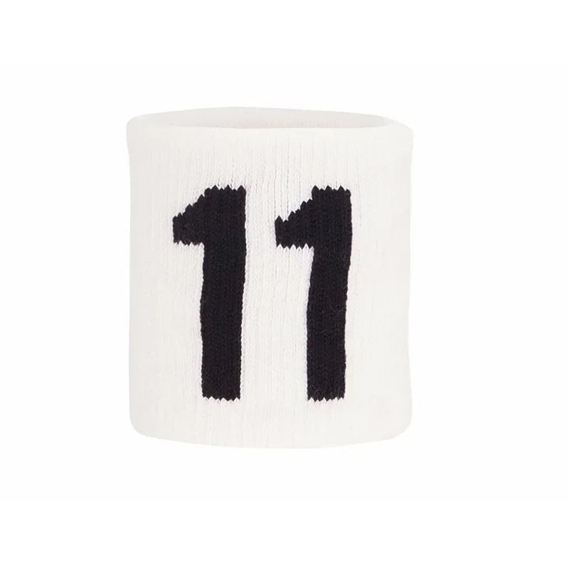 Un bracelet blanc avec le numéro 11 imprimé en texte noir.