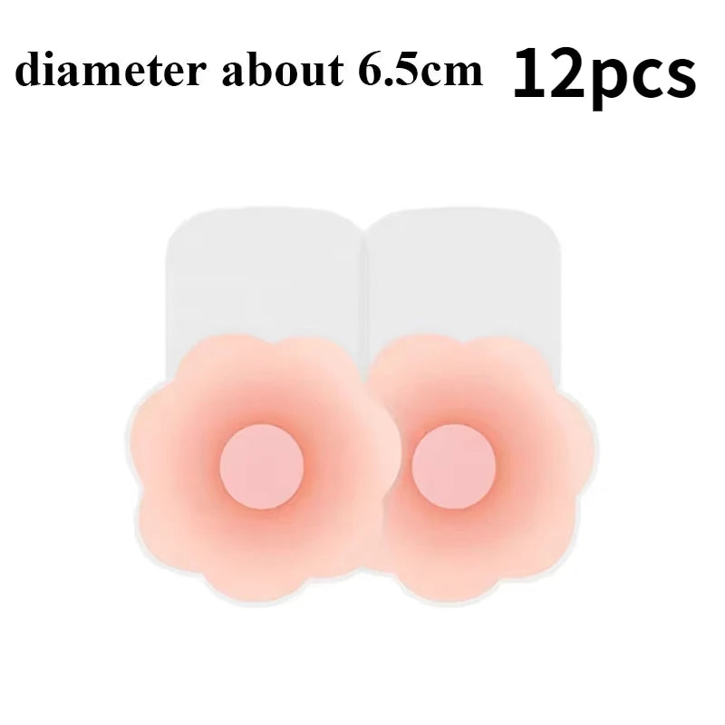 Douze cache-mamelons en silicone réutilisables de couleur pêche douce.