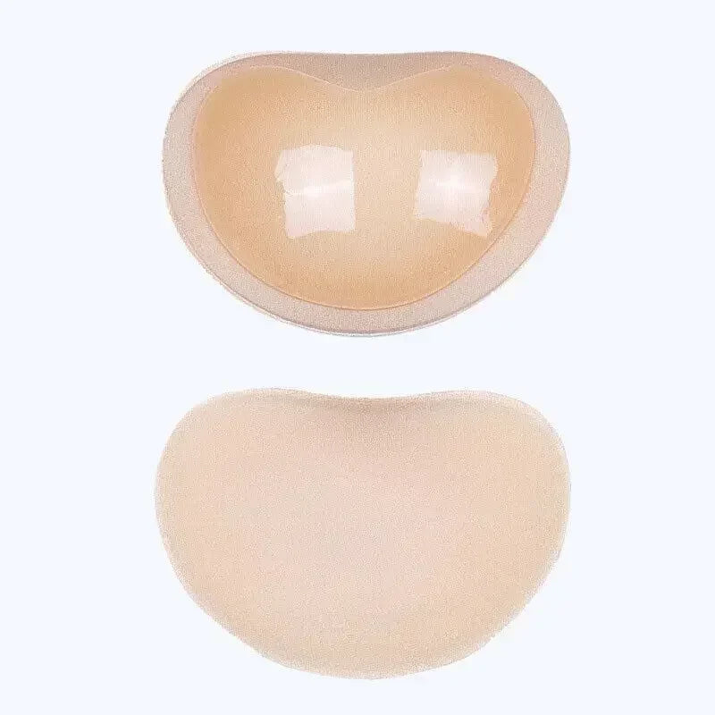 Ein Paar hellbeige Silikon-BH- und Badeanzug-Brustpads.