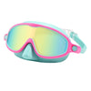 Une paire de lunettes de natation pour enfants rose et bleu clair avec cache-nez pour la vision sous-marine.