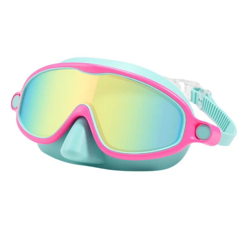 Une paire de lunettes de natation pour enfants rose et bleu clair avec cache-nez pour la vision sous-marine.