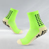 Un par de calcetines deportivos amarillo neón con tejido texturizado y patrón de rejilla negra para fútbol.