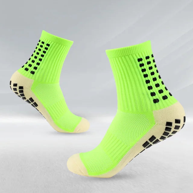 Un par de calcetines deportivos amarillo neón con tejido texturizado y patrón de rejilla negra para fútbol.